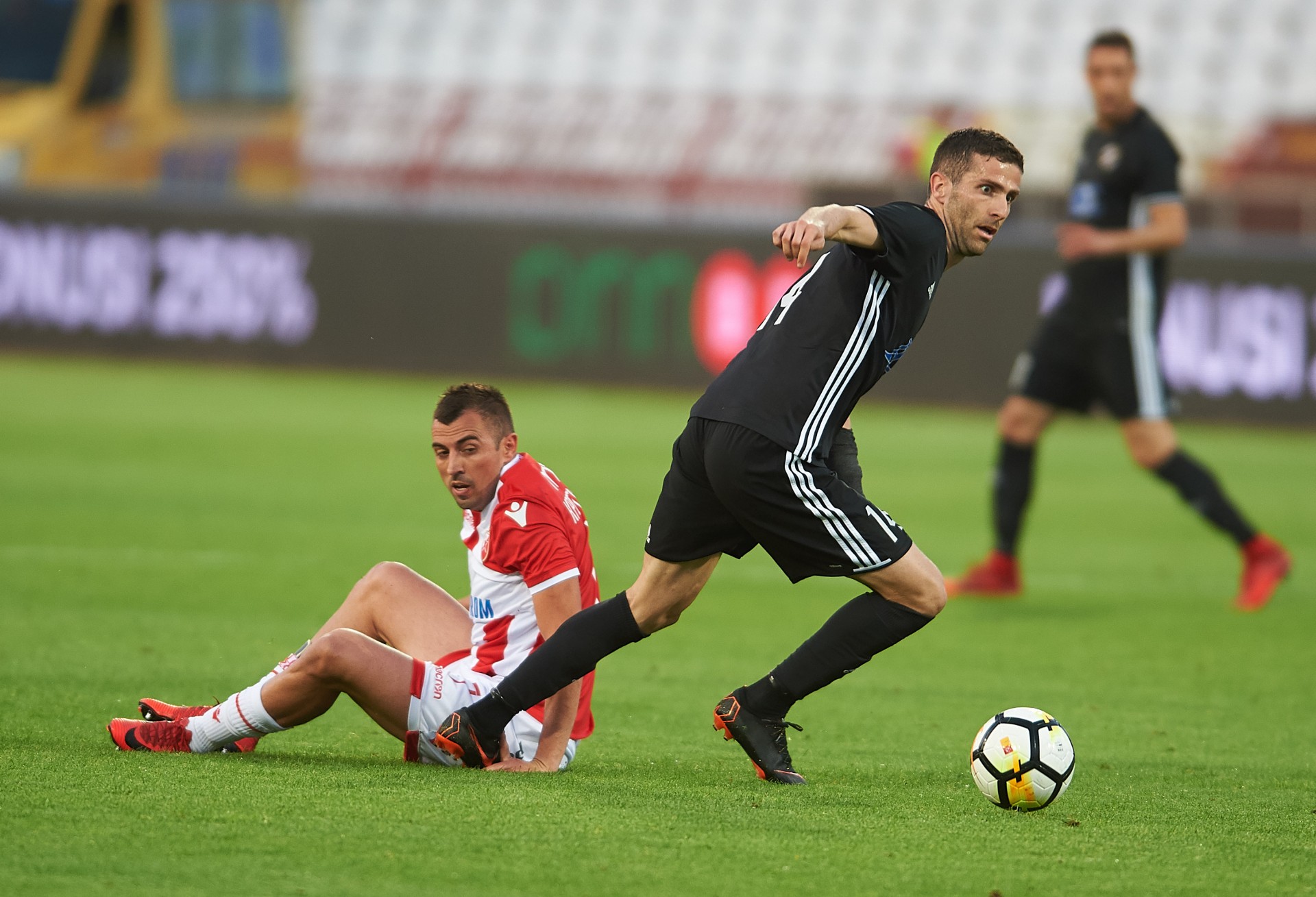 Kajević uzima loptu ispred Krstičića - Nenad Krstičić,Asmir Kajević | FkCukaricki